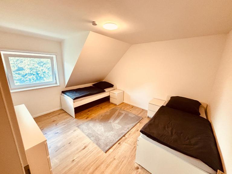 Monteurunterkunft Lüneburg bis 18 Personen drei Häuser nebeneinander Parkplatz WLAN - Ferienwohnung Artlenburg