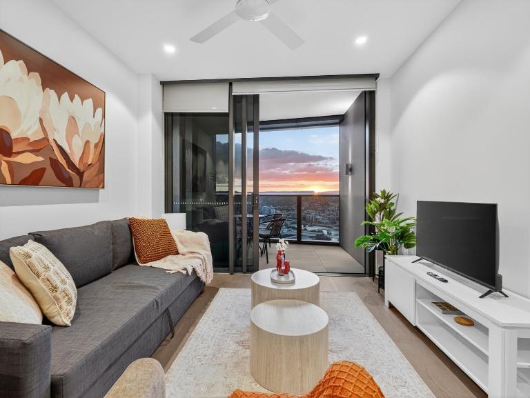 River Glow at Queens Wharf Level 43 including PARKING, Pool, and Views - B&B Brisbane
