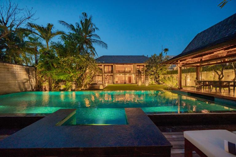 Villa Ramadewa Beachside with Authentic Charm - B&B Seminyak