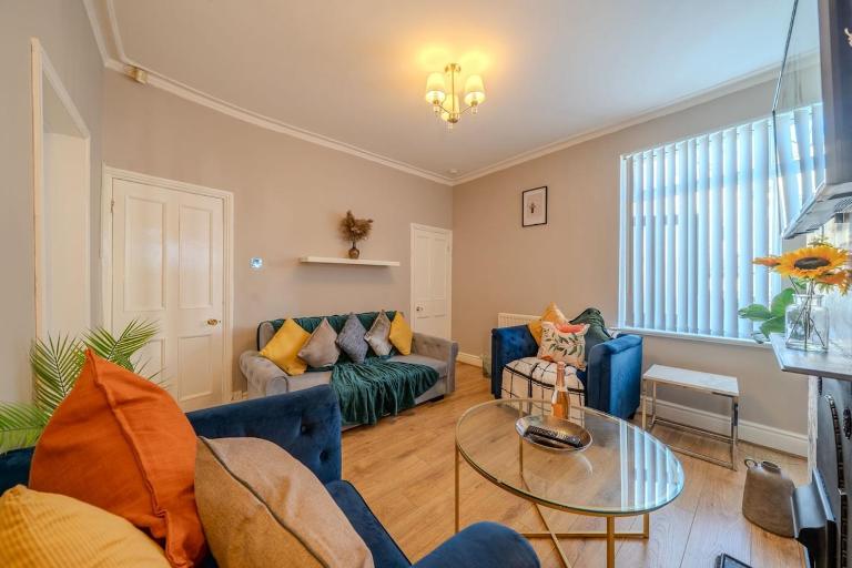 Sleeps 7- Spacious 3 Bed House w Free Parking - Chambres d'hôtes Liverpool