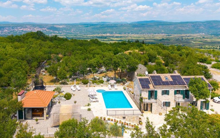 Villa Lugareva with 52 sqm private pool, 4 bedrooms, 4 bathrooms, summer kitchen, traditional environment, playground - B&B Makarska