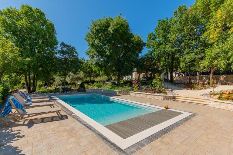 Villa Botanica - Lush Garden and Pool Oasis - B&B Kamenmost