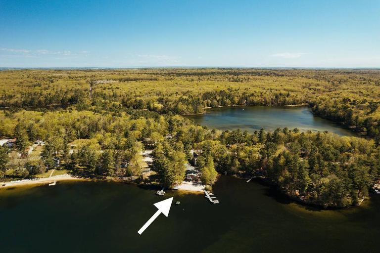 Lakefront l 10mi to TC l Pontoon Rentals l Hot Tub - B&B Traverse City