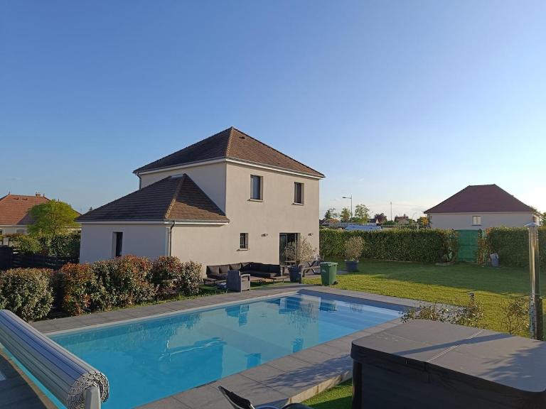 Villa Troyes piscine chauffée sans vis à vis et jacuzzi massant - Chambres d'hôtes Saint-André-les-Vergers