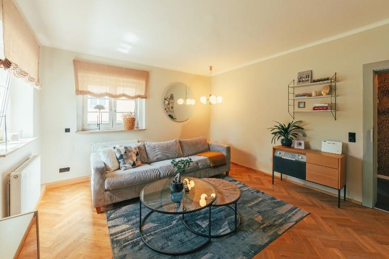 Ferienwohnung 60er Jahre Design Apartment - 65qm Fewo im Zittauer Gebirge - familienfreundliche Unterkunft am Bergfuß zum Töpfer - B&B Olbersdorf