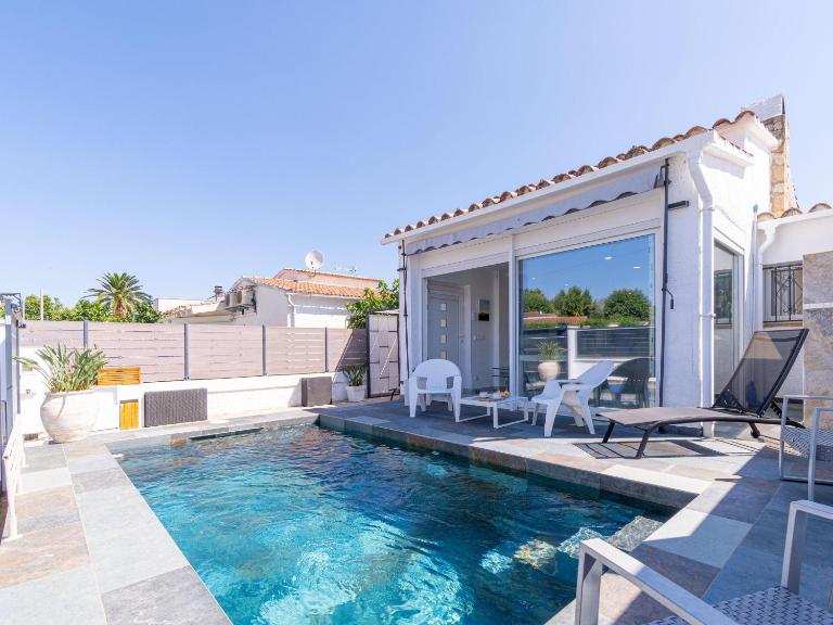 Casa Empuriabrava con Piscina Privada y Parking - HISP-288-69 - B&B Empuriabrava