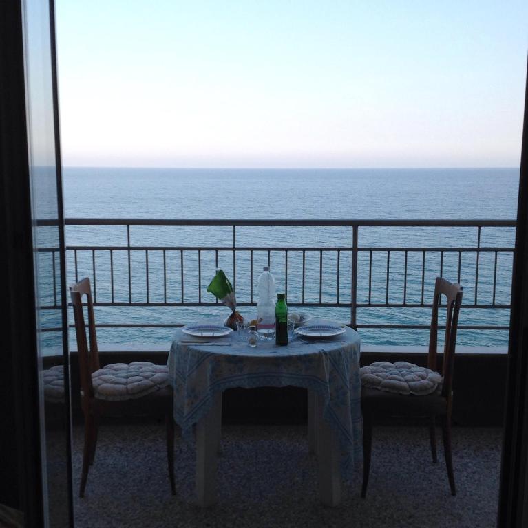 ATTICO SUL MARE con balcone sulla spiaggia e terrazza solarium di 25 mq - B&B Pietra Ligure