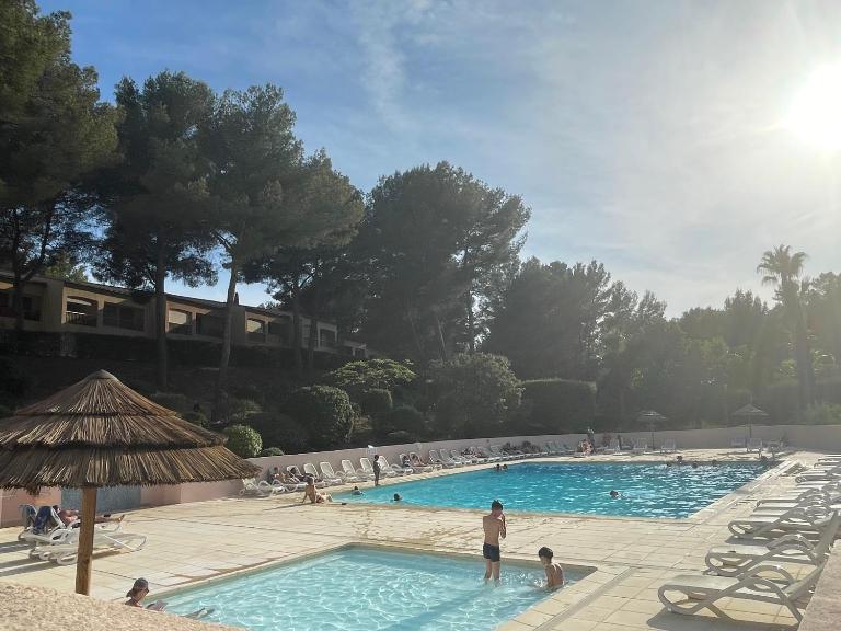 MIGNON LOGEMENT DE VACANCES CLIMATISE AVEC PISCINE et PLAGE A 6MN A PIED - Ferienwohnung Sanary-sur-Mer
