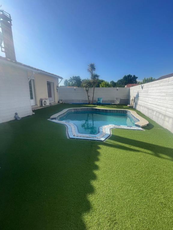 Maison familiale avec piscine - B&B Mimizan