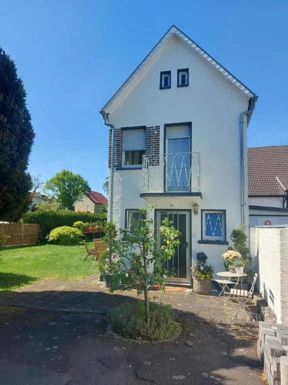 Ferienhaus "Schmale Gisela" bis zu 6 Personen mit Garten und Parkplätzen - B&B Seligenstadt