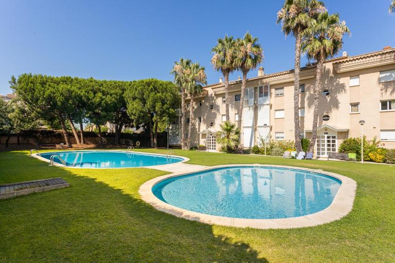 SeaBreezeHeaven - Sea View Apartment, Pool & Spacious Terrace with BBQ - 50m from Sant Pol Beach - Bed and Breakfast Sant Feliu de Guíxols
