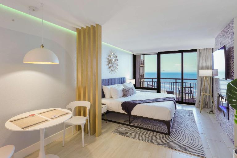 Suite Spot by Casanita - Oceanfront Designer Suite - Bed and Breakfast Myrtle Beach