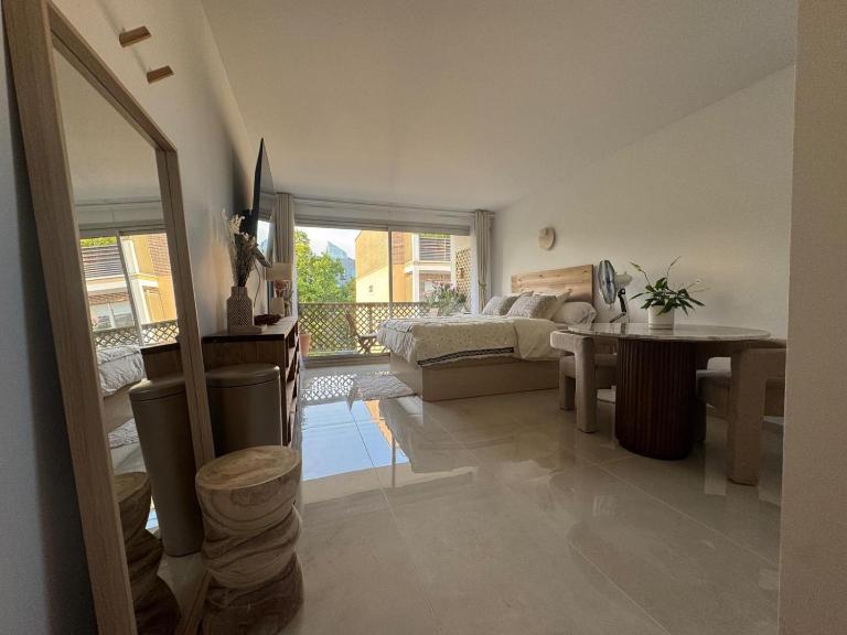 Entire Cozy Studio Walk to La Défense Arena - B&B Nanterre