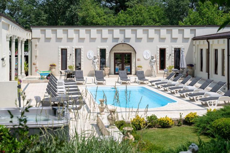 La Conac Resort - Bed and Breakfast Hulubeşti