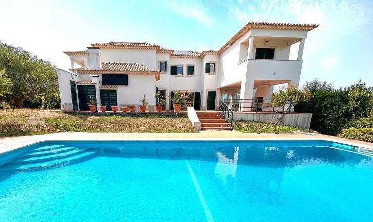 Family Villa with Pool & Huge Garden - Arrábida Trails & Beaches Nearby - Ferienwohnung Setúbal