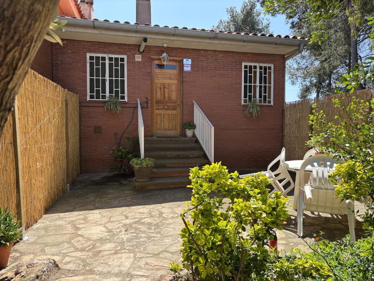 Can Bosquet - Casa de invitados adosada a casa familiar - B&B Corbera de Llobregat