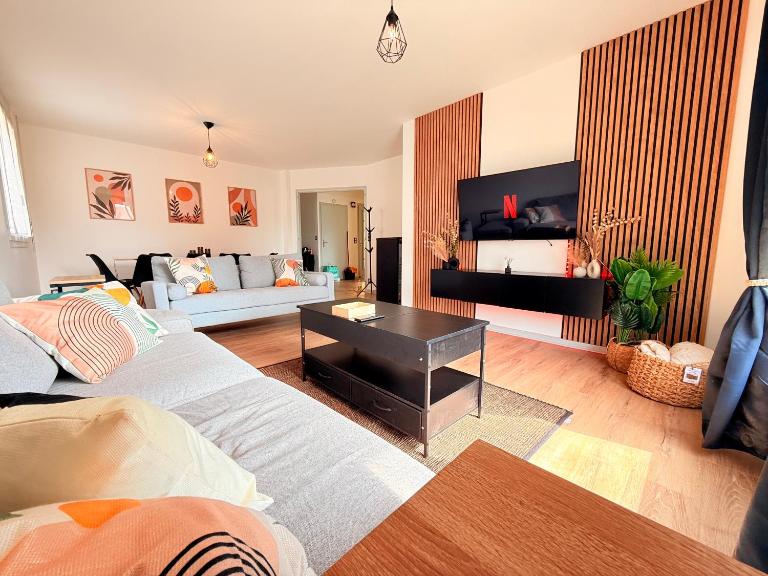 Maison rénové 10 prsn Parking privée & Balcon Proche Gare-Viotte - B&B Besanzón