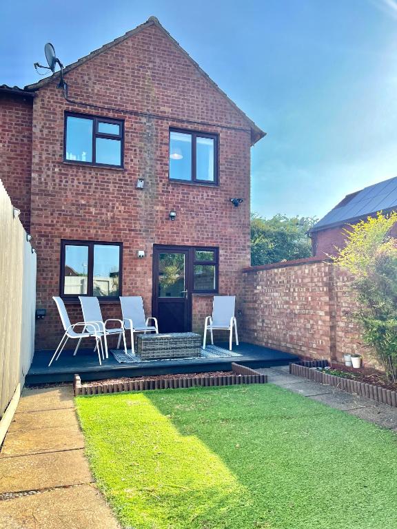 Furzton - Modern Home and Garden, Free Private Parking, TV, Sleeps 6 Guests - Bed and Breakfast Milton Keynes