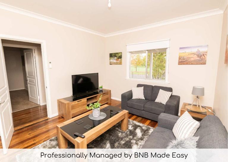 Kinross on Cox - Cosy Family Home - B&B Orange