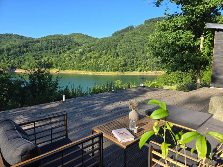 Blackberry Cabin lakeside escape - Chambres d'hôtes Tubravić