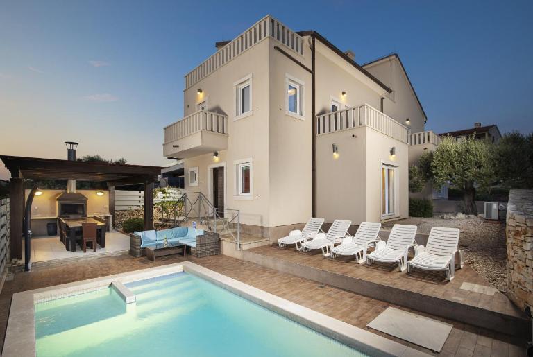 Villa Castagna near the Sea with Private Pool and Sauna - B&B Premantura