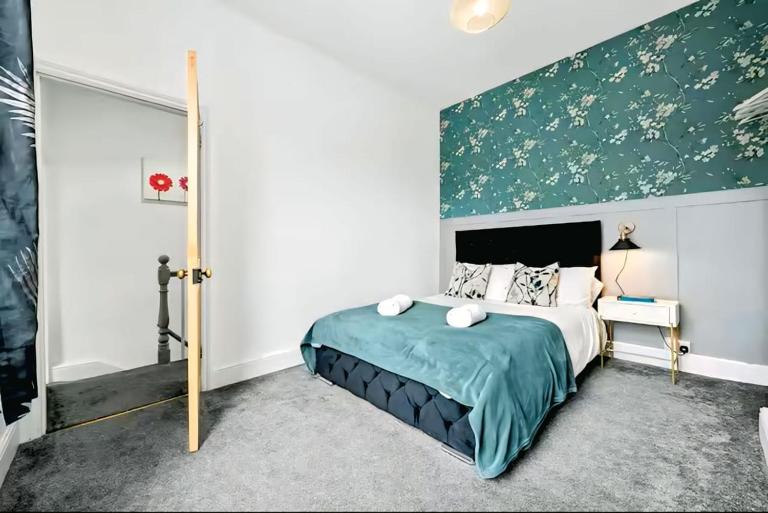 Comfortable and Modern 3 Bedroom Stay 5 Guests - 20 Percent Off Long Stays with Free WiFi, Parking and 10 Percent Off in Far Cotton Northampton - Bed and Breakfast Dallington