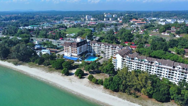 13pax BAYU EXECUTIVE SUITE 3R2B, SEASIDE, ROOFTOP BBQ, WATERSPORT, Pool, Wifi, 50"TV - Bed and Breakfast Port Dickson