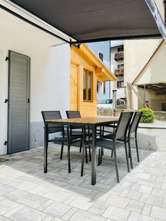 Piano terra con esterno privato vicino a Pinzolo - B&B Carisolo