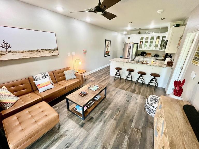 Hip Gruene Condo, Walk to Gruene Hall, On River! - Chambres d'hôtes New Braunfels