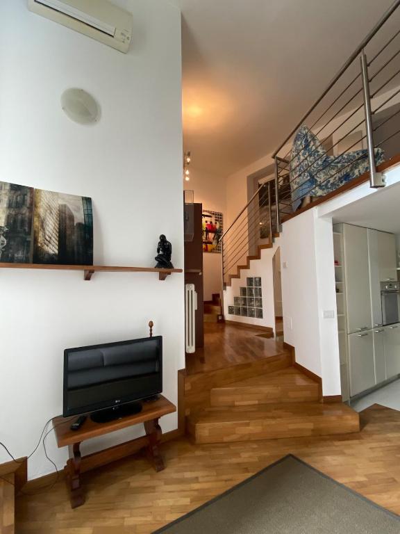 Artist s residence 80 mq with garden and palm tree - B&B Milan