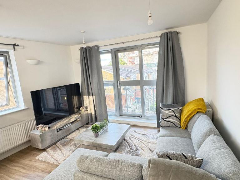 1 Bedroom Sleep 4 Urban Retreat with Private Balcony, Moments from Norwood Station & Crystal Palace FC - Chambres d'hôtes Norwood