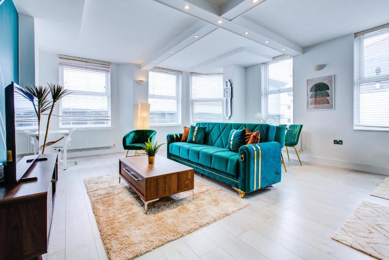 Stylish 1 Bedroom Apartment, High St. Sutton, Free Parking - B&B Sutton