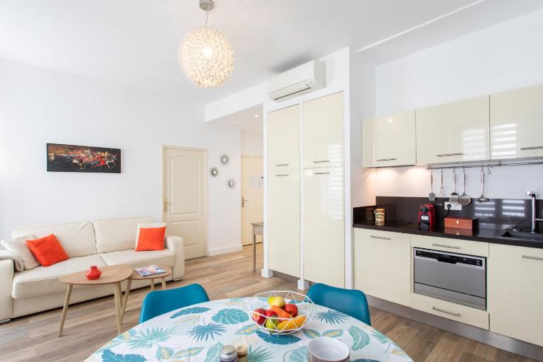 #28 Staywiz us -1 BDR Flat AC Balcony Hper Central 10mins to Beach & old town - B&B Nizza