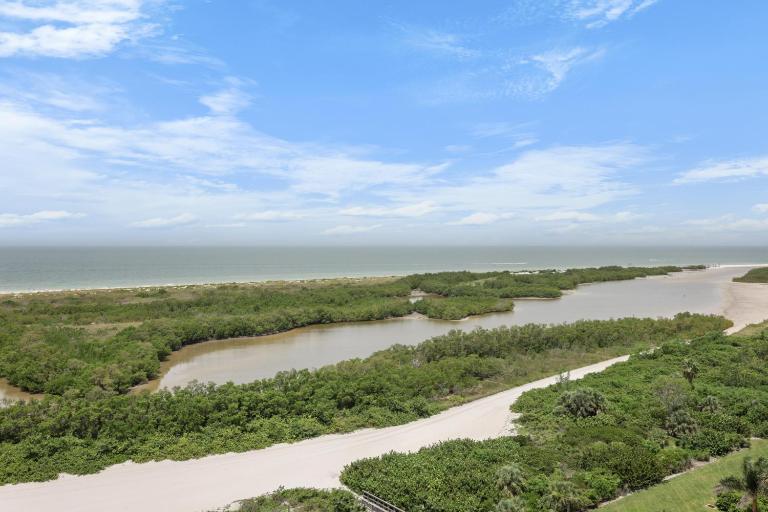 Beachfront condo with pool, gym, grill and pickleball - B&B Marco Island
