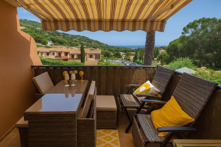Douceur Marine - T2 avec terrasse, parking, piscine et wifi - Bed and Breakfast Cavalaire-sur-Mer