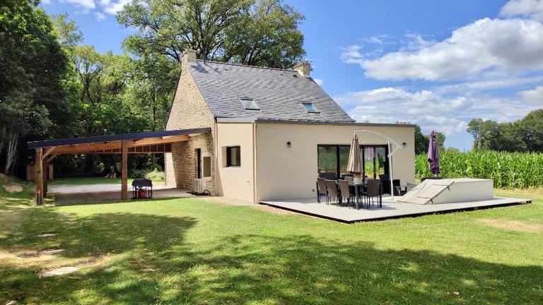 Maison bretonne rénovée à 20 min des plages, parking privé - B&B Grand-Champ
