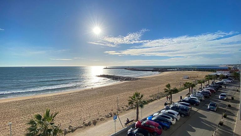 Quarteira Frente Praia II by HomeSlow Rentals - B&B Quarteira