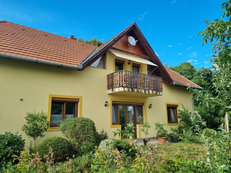 Sunflower Apartment, Napraforgóapartman - B&B Gyenesdiás