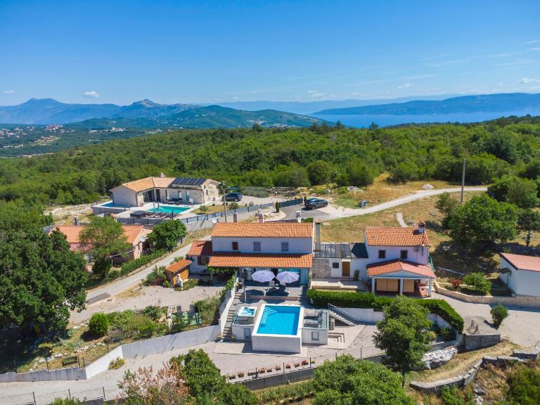 Villa LULU with heated pool, sauna & hot tub - Bed and Breakfast Labin