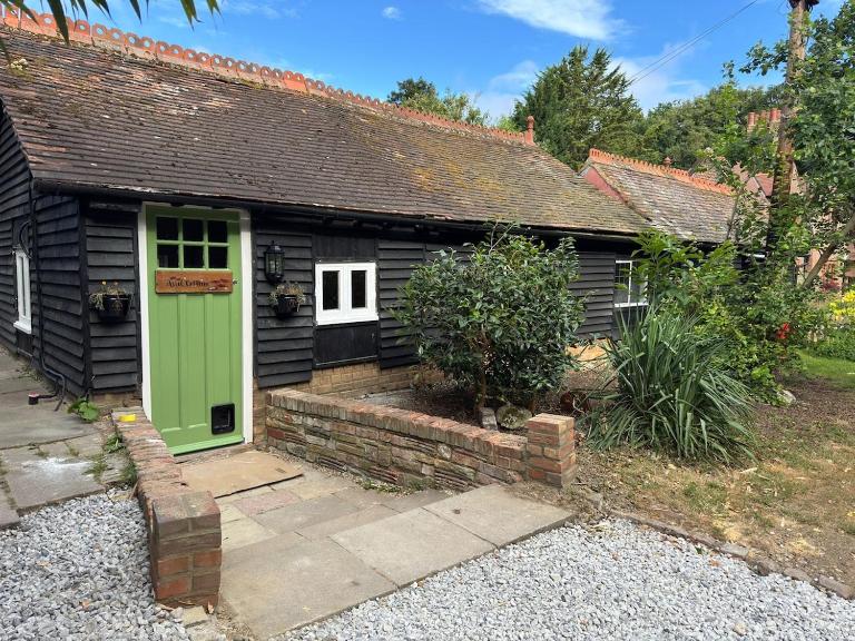 A charming cottage nestled in a peaceful woodland - Ferienwohnung Byfleet
