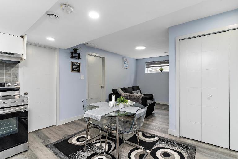 The Cozy Cove - Modern Private Basement Suite with Comfort & Charm, Free Parking, WiFi, Netflix Close to airport & 18 minutes to West Edmonton Mall - B&B Edmonton