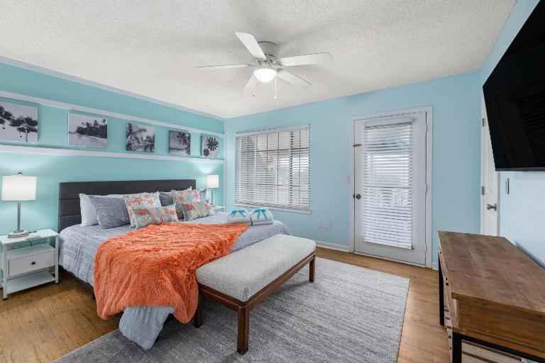 Short Walk to The Beach! Community Pool! Sleeps 8! - B&B Panama City Beach