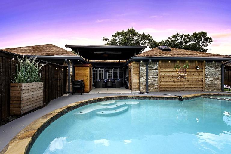 Family Platinum Escape with Heated Pool and Gameroom - B&B Richardson