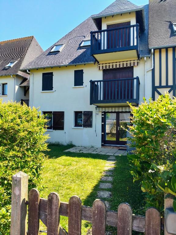 Ravissant Cottage avec jardin, refait à neuf, 2 à 5 pers - B&B Cabourg
