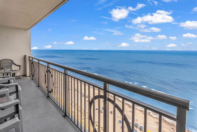 Oceanview Condo Right On the Beach with Incredible Resort Amenities - B&B Myrtle Beach