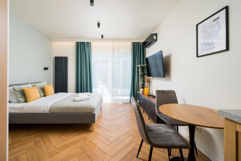 Modern Flow Apartment by Bookinghost - Bed and Breakfast Warschau