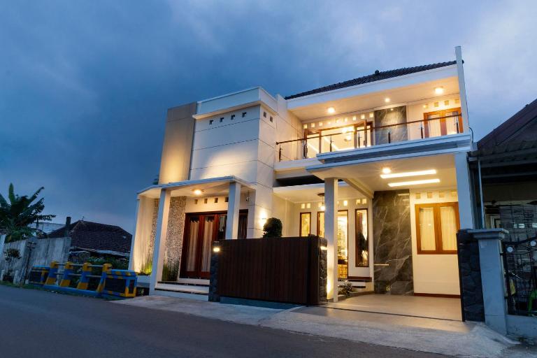 Griya Genitri - Bed and Breakfast Malang