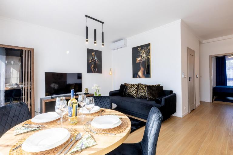 Apartament Ustka Holiday - Black Alice z balkonem i klimatyzacją - B&B Ustka