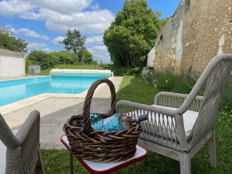 L'Ecurie - Stunning Spacious Studio with Shared Pool - B&B Saint-Palais-de-Phiolin