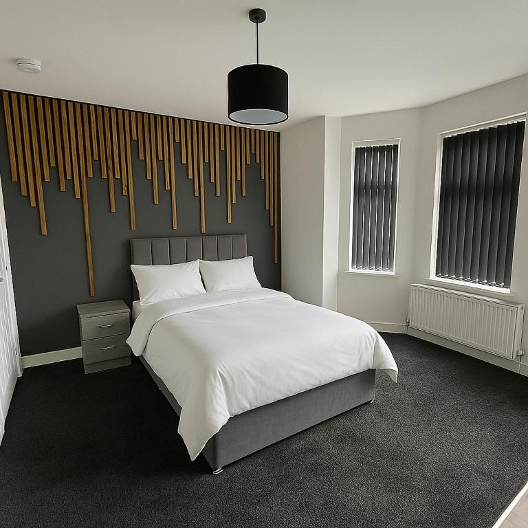 Modern 8-Room Ensuite House with Shared Lounge and Kitchen - B&B Wythenshawe